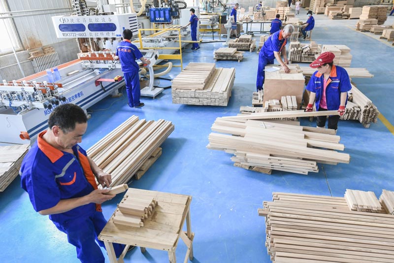 武邑县一硬木雕刻家具企业工人在生产车间内劳作.